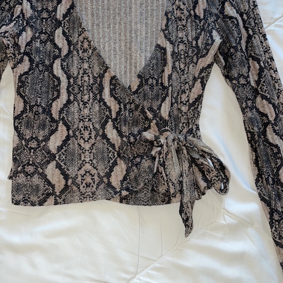 Snake skin Wrap Shirt - Picture 3 of 4